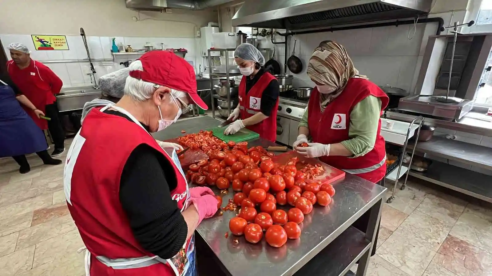 Kızılay’ın kazanları onlar için kaynıyor