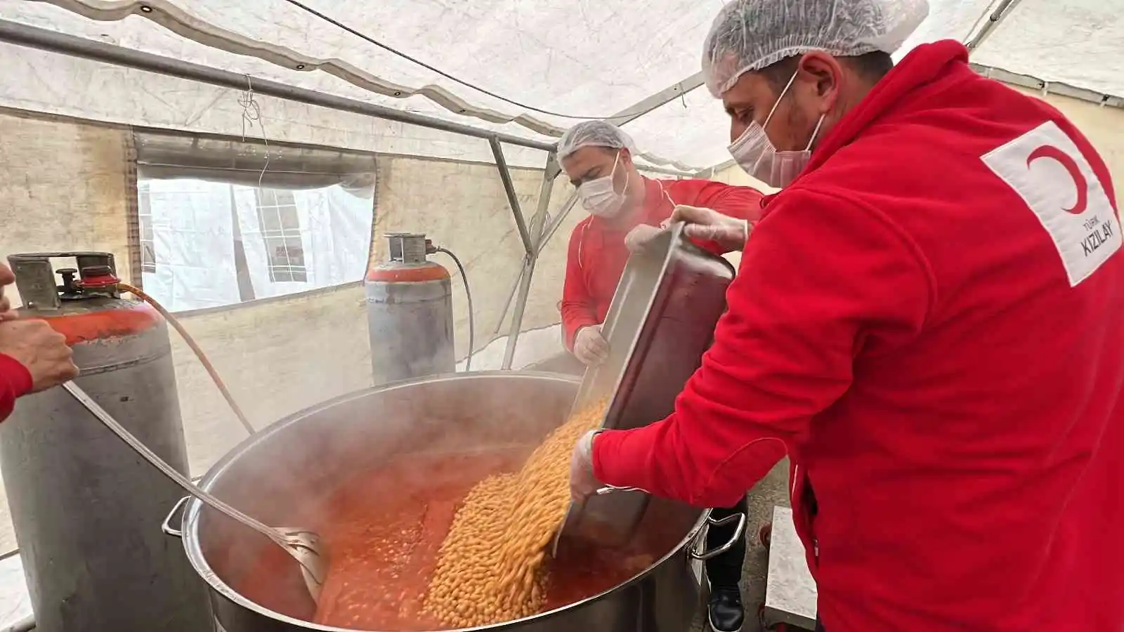 Kızılay’ın kazanları onlar için kaynıyor