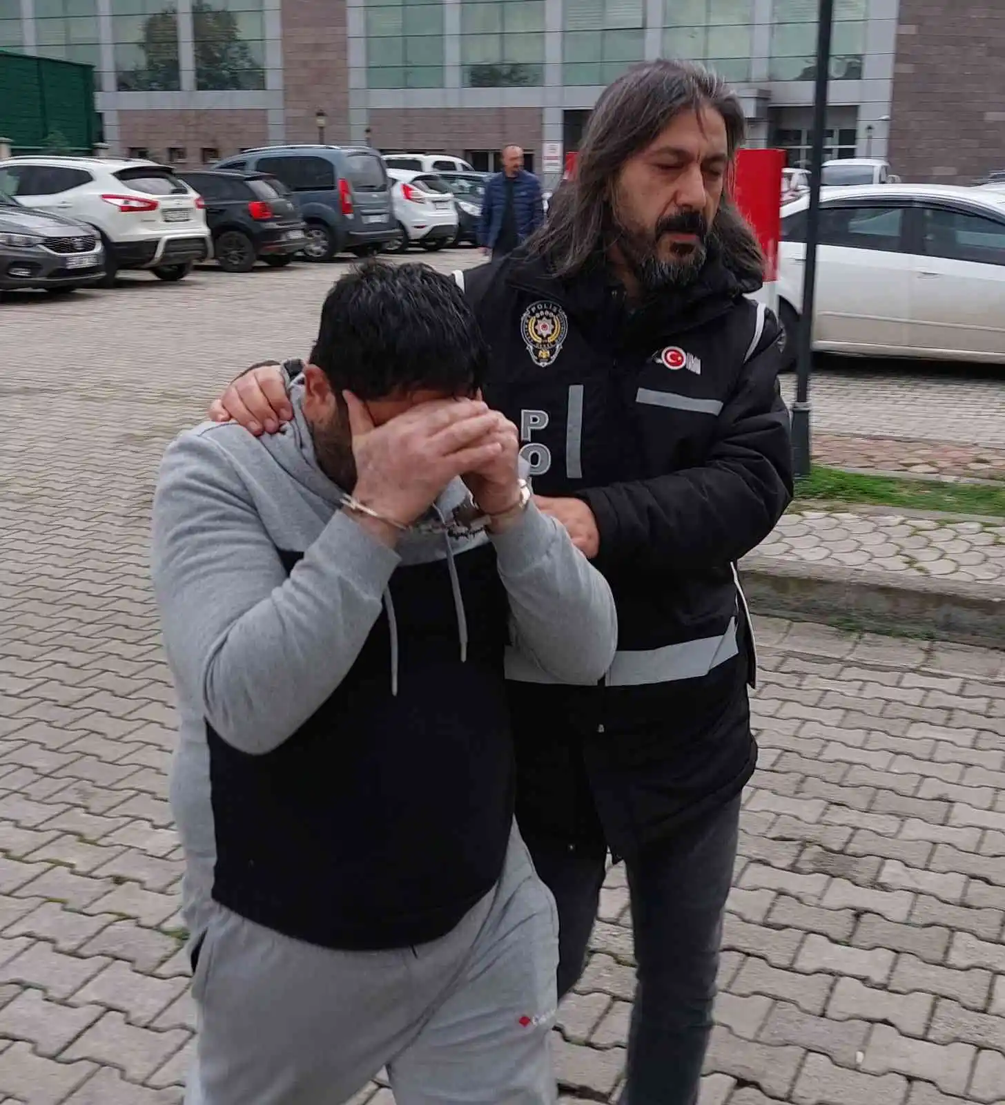 KOM polisi sahte para ve uyuşturucu ele geçirdi: 5 gözaltı
