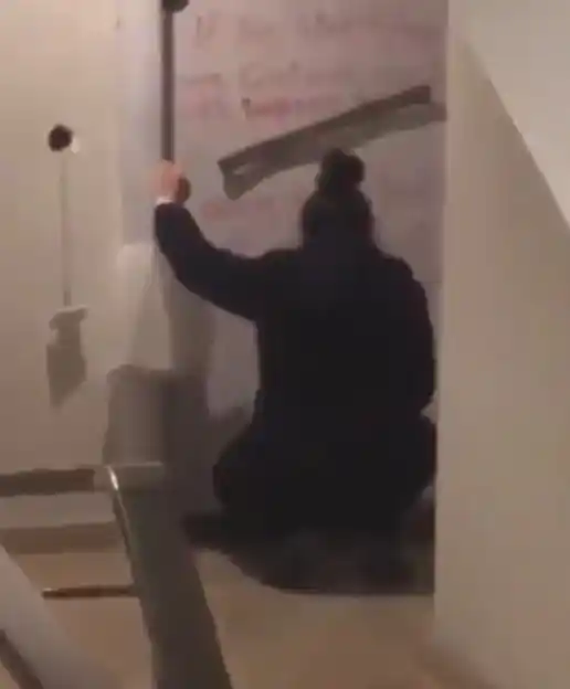 Komşularının duvarlarına tehdit sözleri yazıp dışkı süren kadın sınır dışı edildi