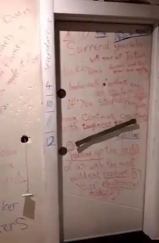 Komşularının duvarlarına tehdit sözleri yazıp dışkı süren kadın sınır dışı edildi
