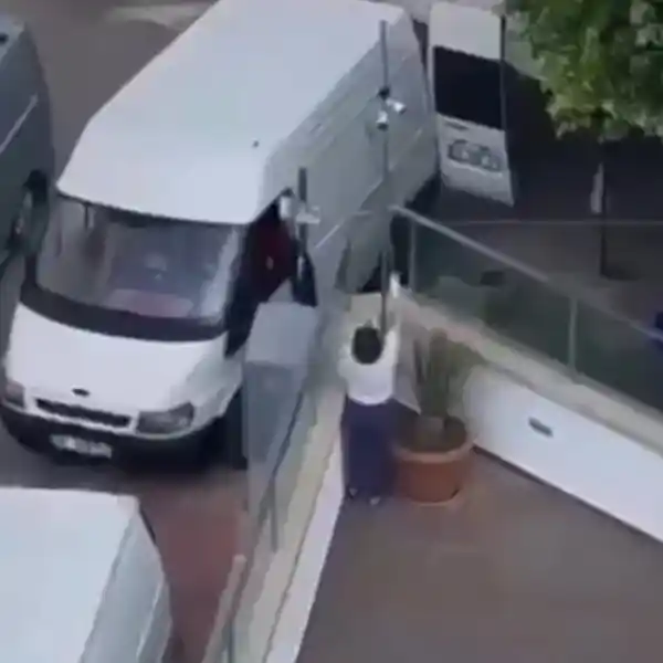 Komşularının duvarlarına tehdit sözleri yazıp dışkı süren kadın sınır dışı edildi