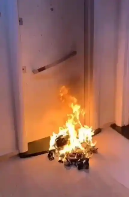 Komşularının duvarlarına tehdit sözleri yazıp dışkı süren kadın sınır dışı edildi