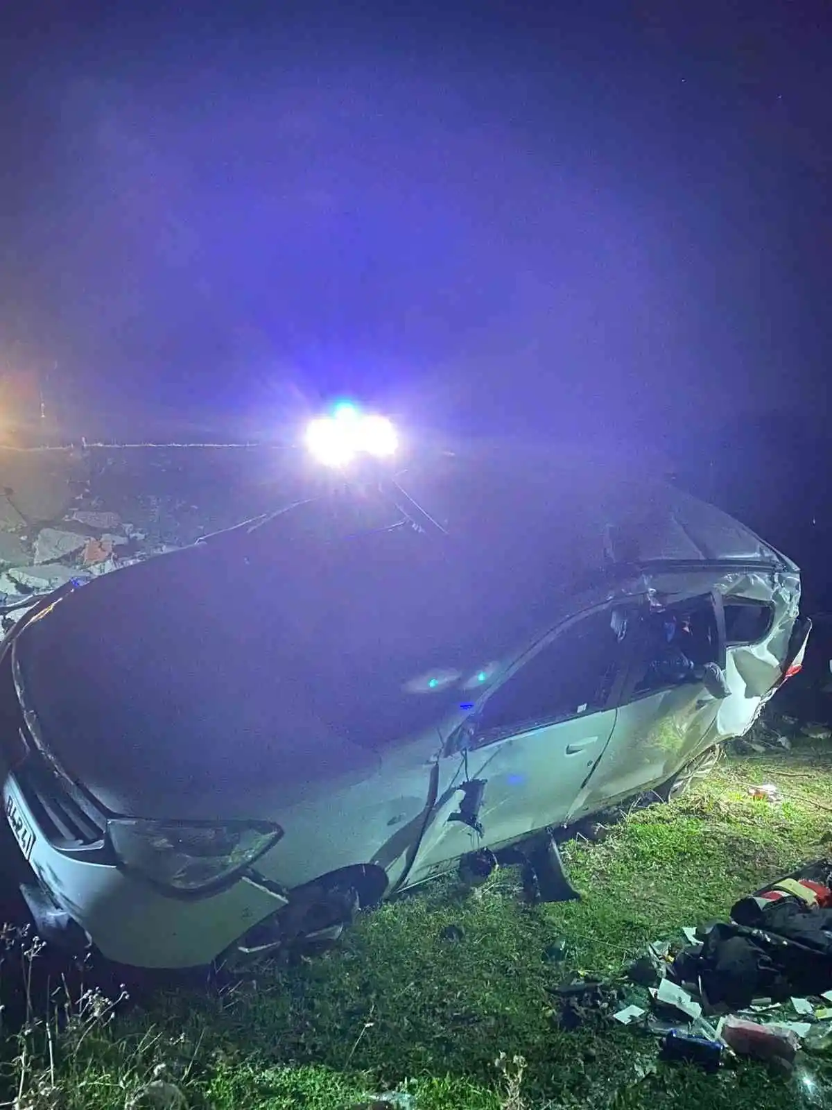 Kontrolden çıkan araç 15 metrelik şarampole yuvarlandı, 2 kişi yaralandı