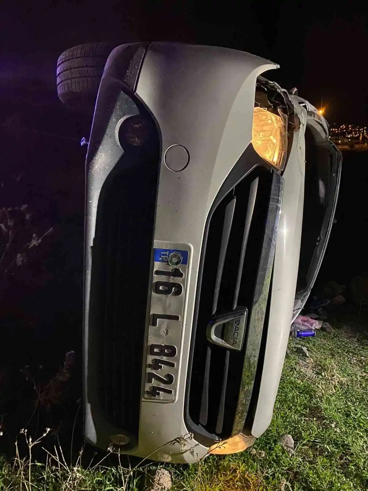 Kontrolden çıkan araç 15 metrelik şarampole yuvarlandı: 2 yaralı