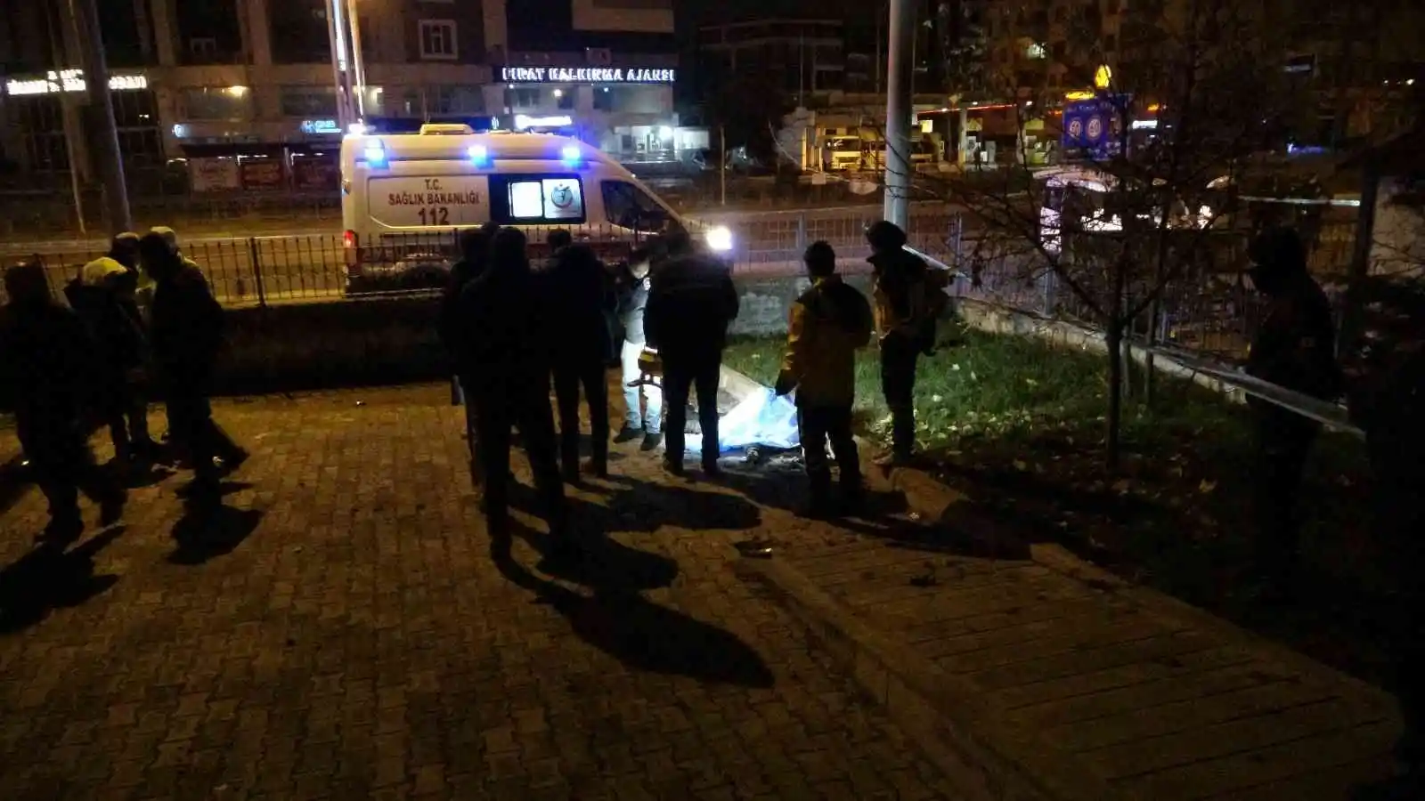 Kontrolden çıkan araç kaldırımda yürüyenlerin arasına daldı: 2 ölü, 1 yaralı