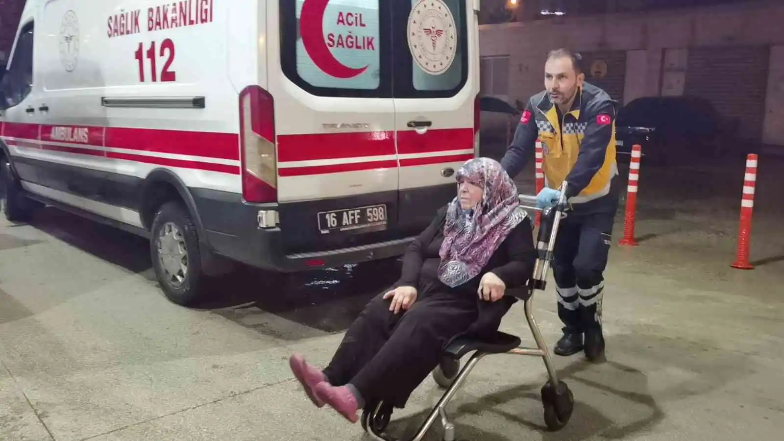 Kontrolden çıkan otomobil bariyerlere çarptı: 2 yaralı
