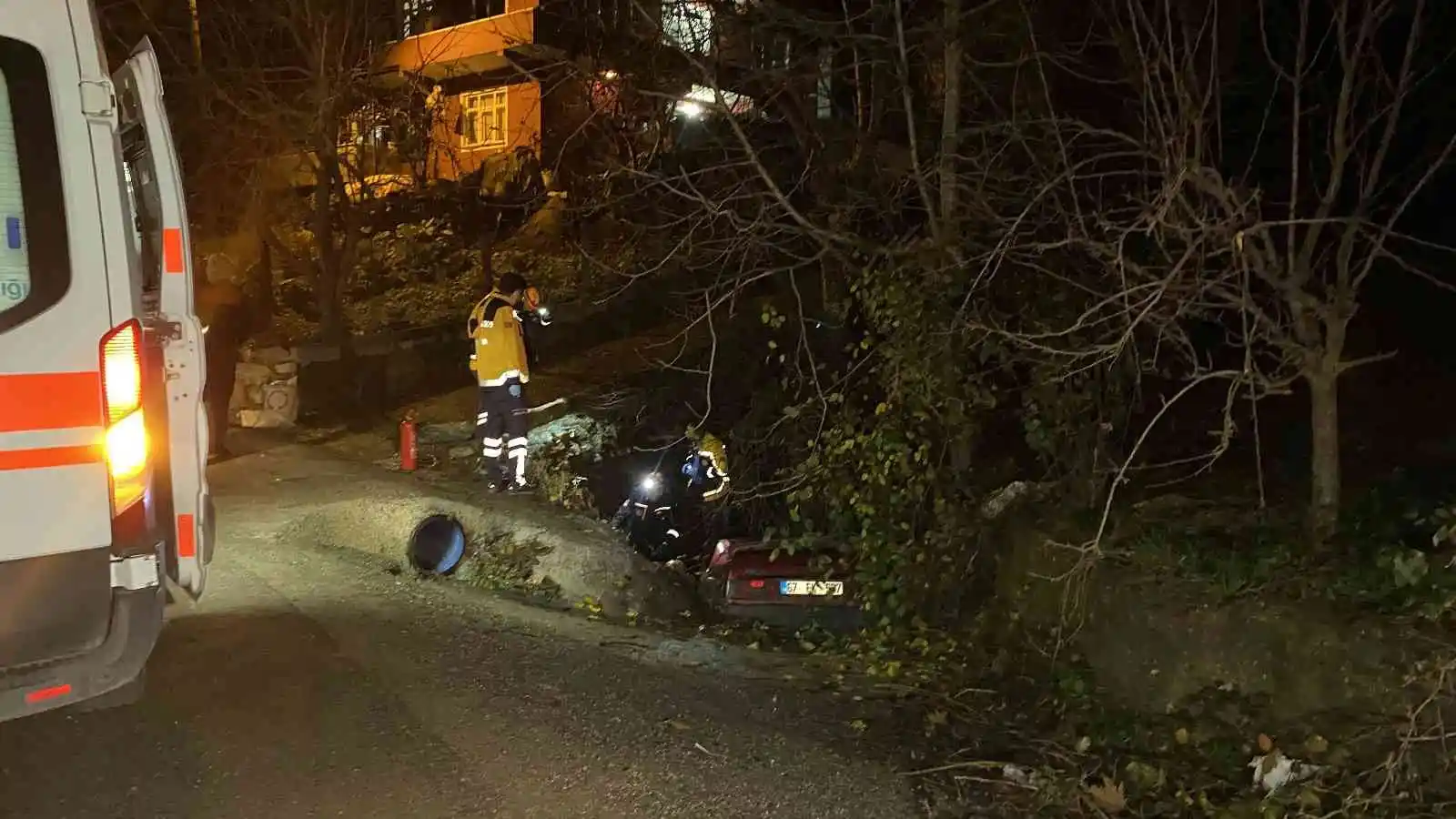 Kontrolden çıkan otomobil kanala devrildi: 1 ölü