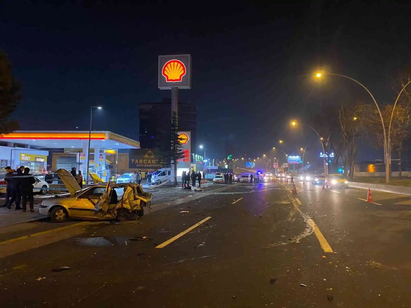 Kontrolden çıkan otomobil önünde seyir halinde olan araca çarptı: 2 ölü, 1'i ağır 3 yaralı