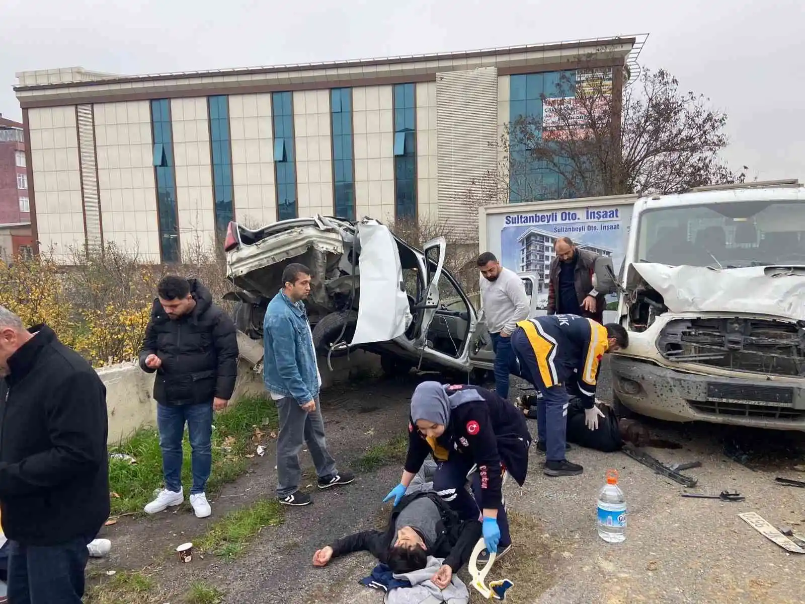 Kontrolden çıkan otomobil park halindeki kamyonete çarparak takla attı: 3 yaralı