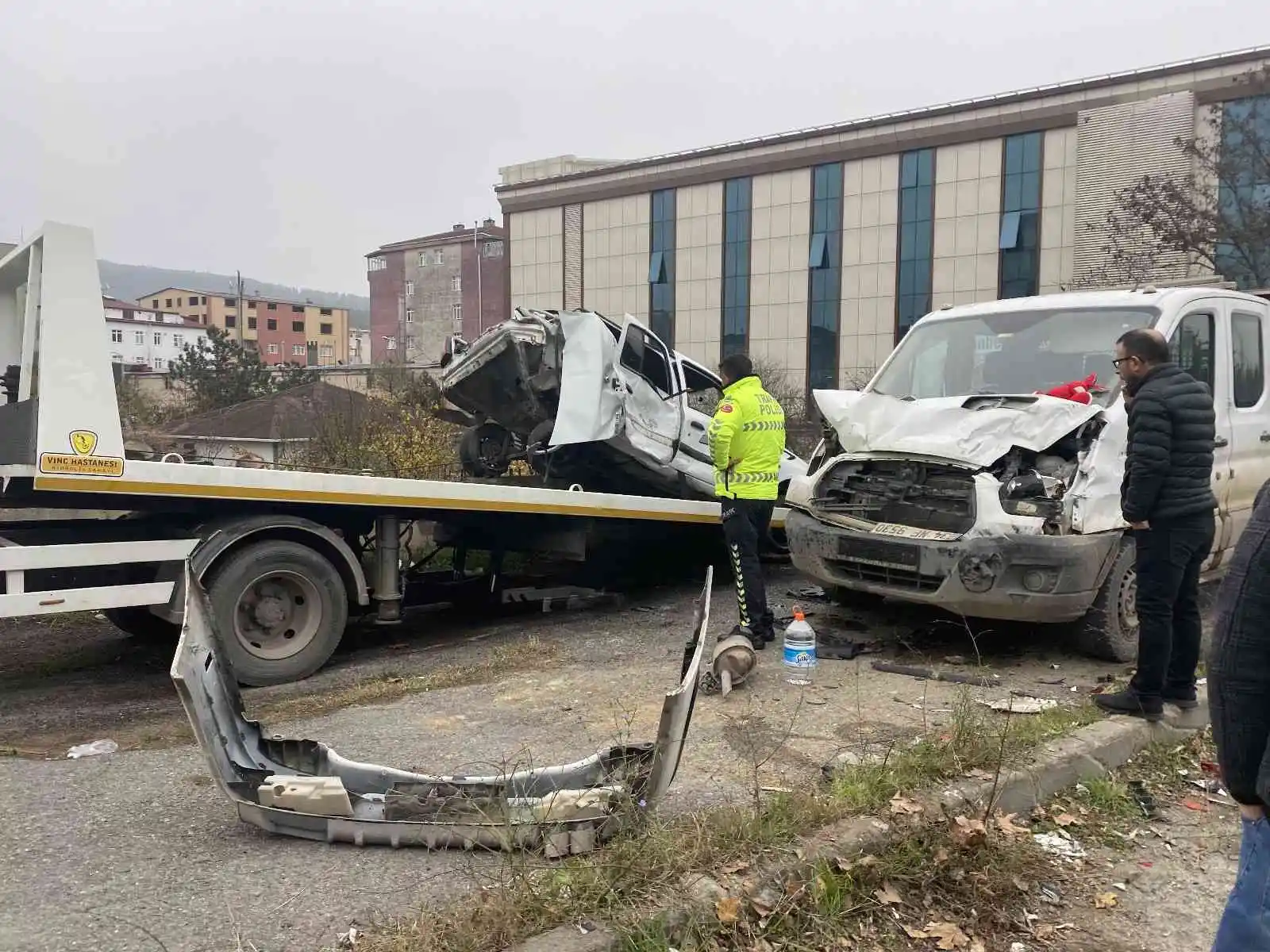 Kontrolden çıkan otomobil park halindeki kamyonete çarparak takla attı: 3 yaralı