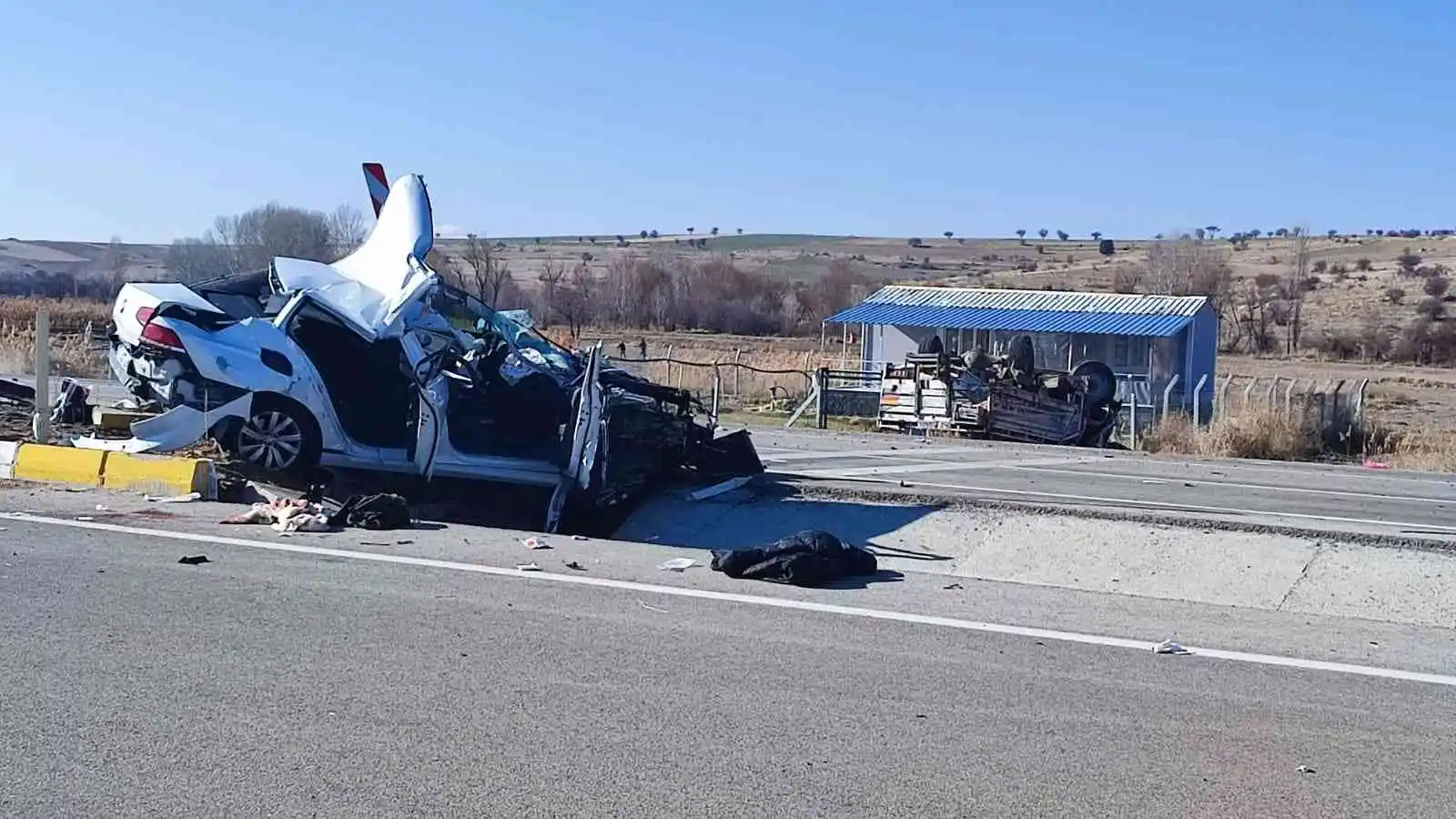 Konya’da otomobille kamyonet çarpıştı: 1 ölü, 4 yaralı
