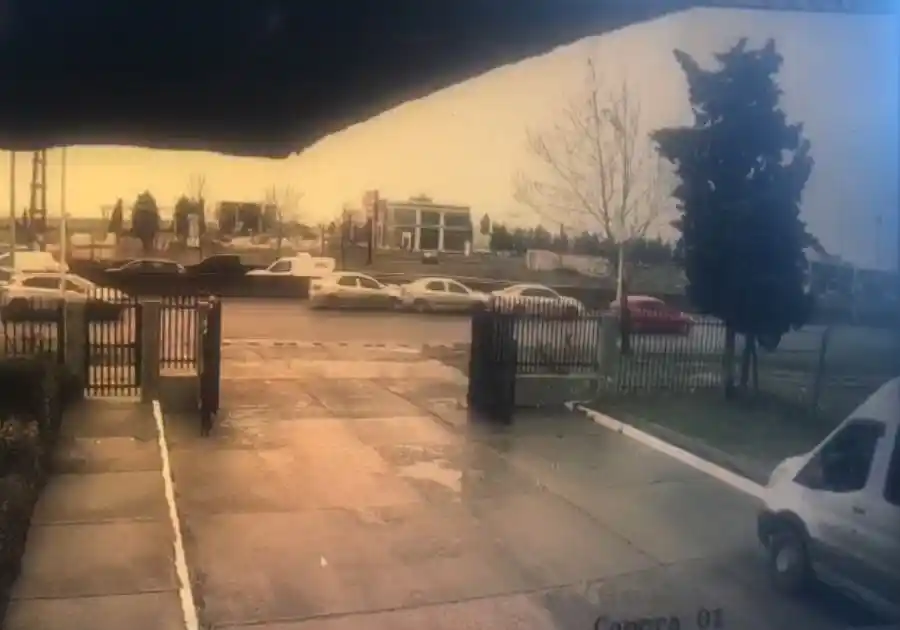 Korna çaldıkları sürücü durunca zincirleme kaza yaşandı: O anlar kamerada