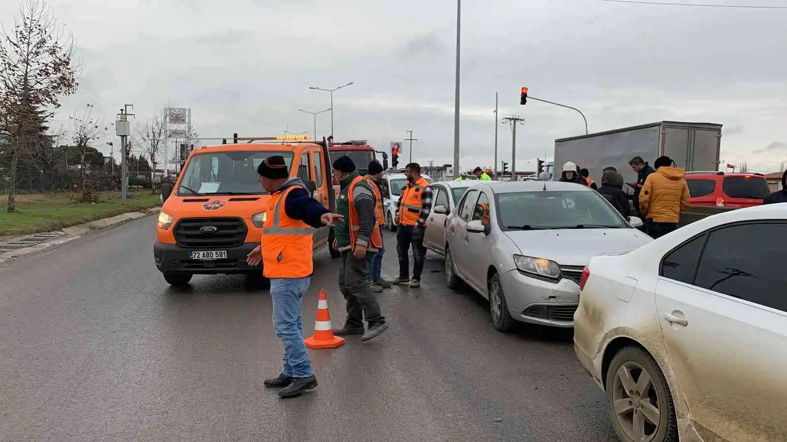 Korna çaldıkları sürücü durunca zincirleme kaza yaşandı: O anlar kamerada
