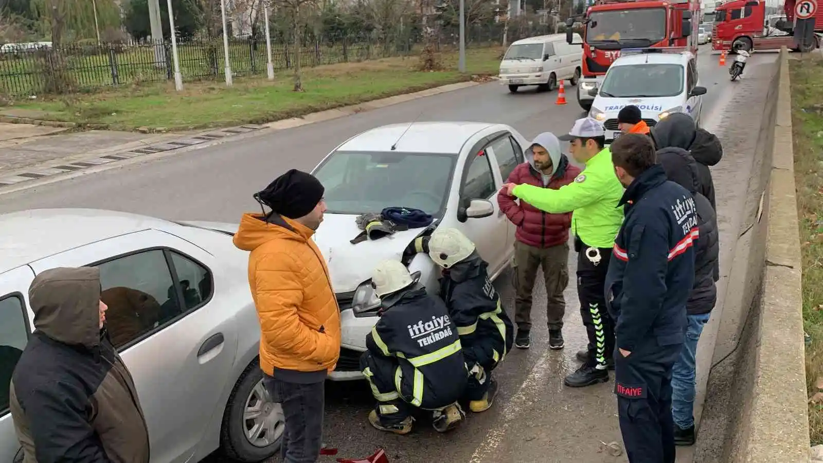 Korna çaldıkları sürücü durunca zincirleme kaza yaşandı: O anlar kamerada