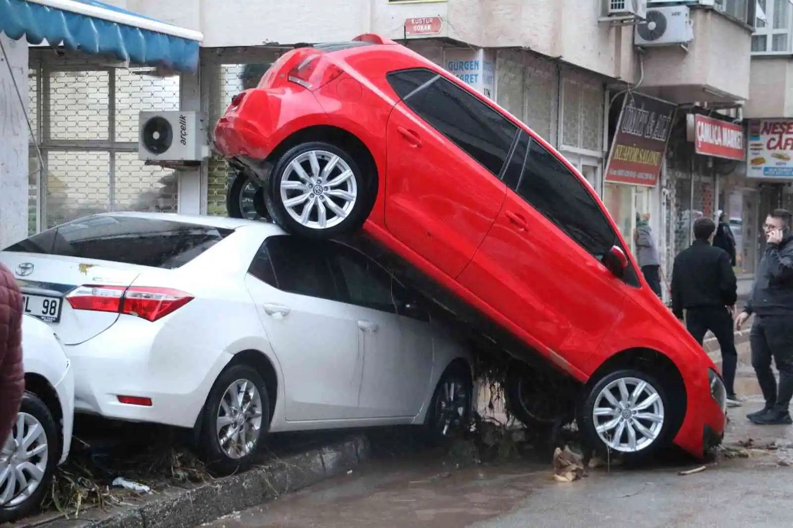 Kumluca'da sel araçları üst üste çıkardı