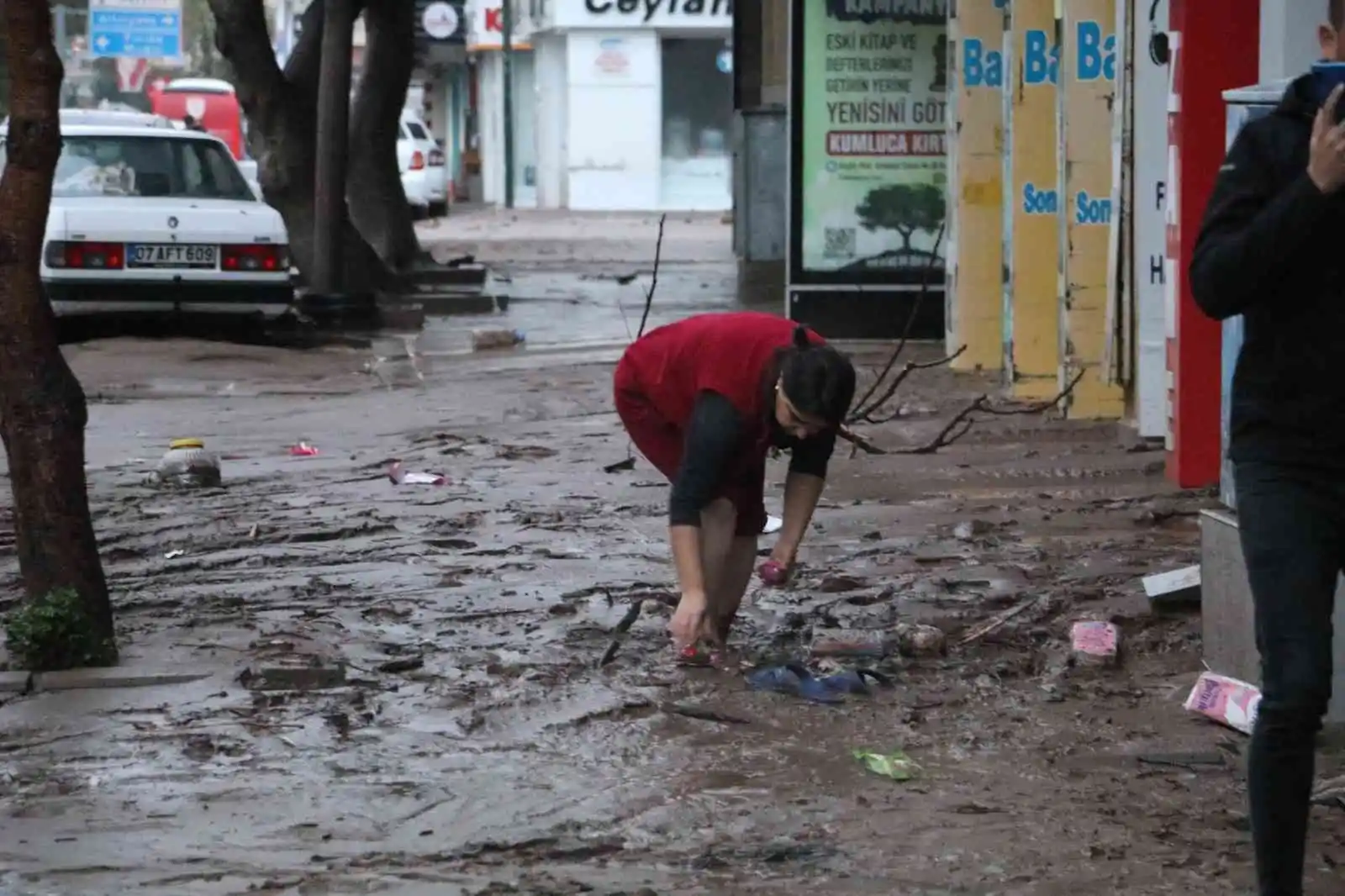 Kumluca’da sel araçları üst üste çıkardı