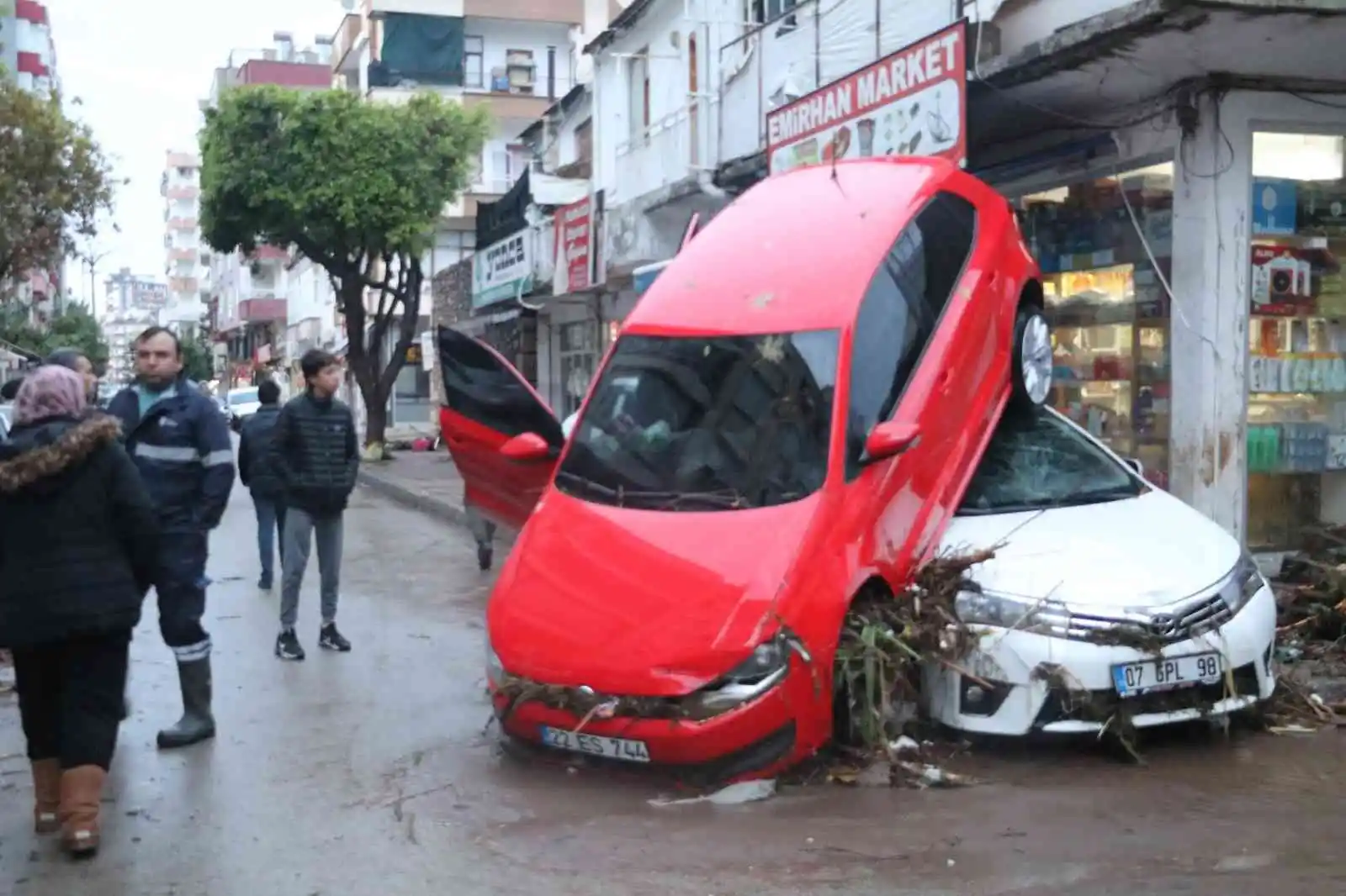 Kumluca’da sel araçları üst üste çıkardı