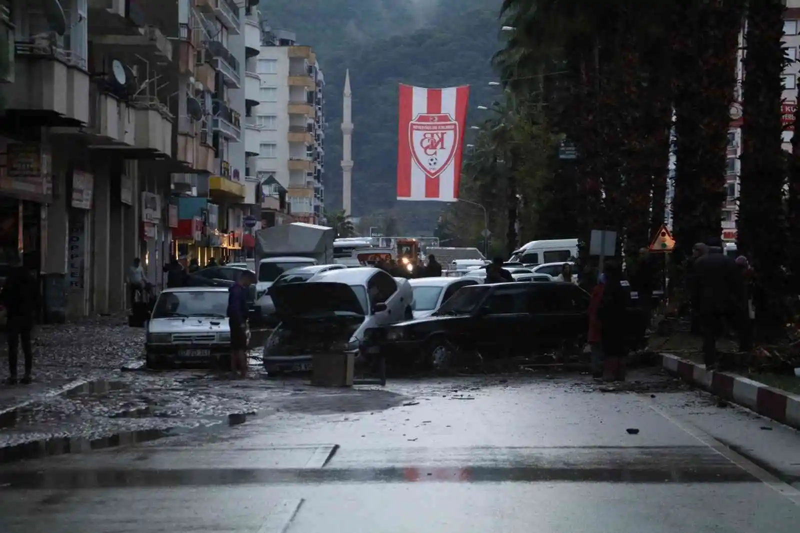 Kumluca’da sel araçları üst üste çıkardı