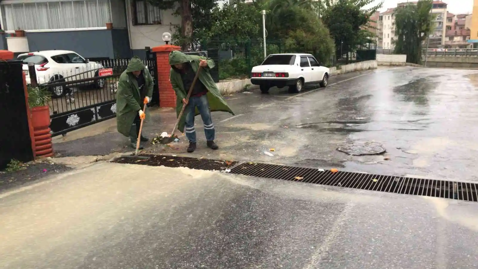 Kuşadası Belediyesi’nde sağanak mesaisi
