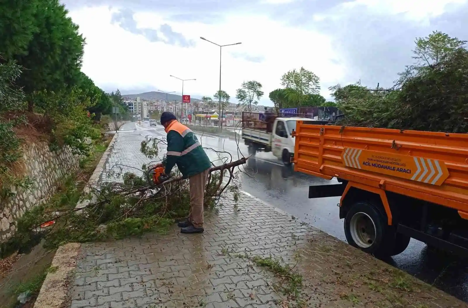 Kuşadası Belediyesi’nde sağanak mesaisi
