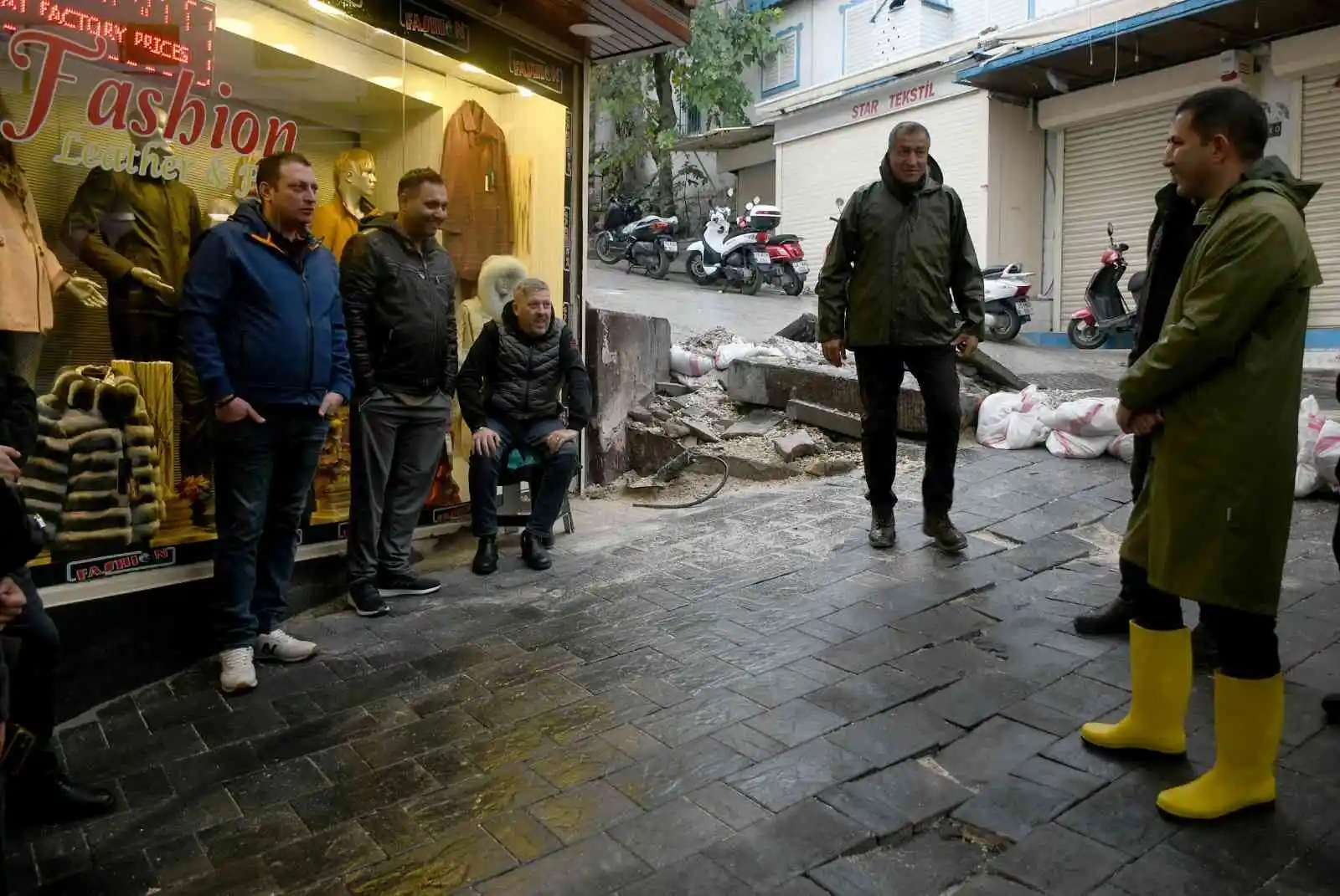 Kuşadası Belediyesi’nde sağanak mesaisi
