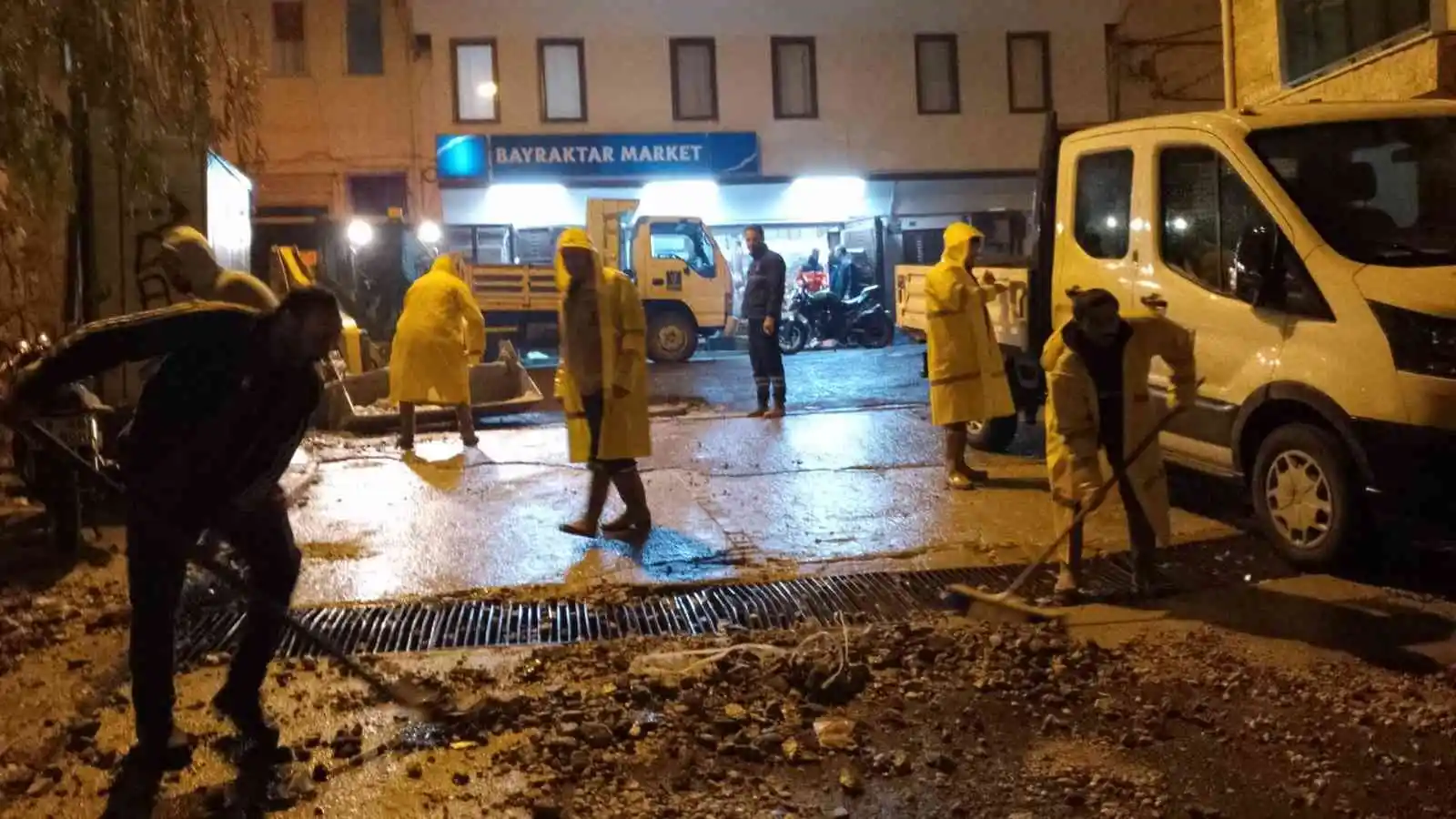 Kuşadası'nda şiddetli yağışlara karşı belediye ekipleri gece gündüz teyakkuzda
