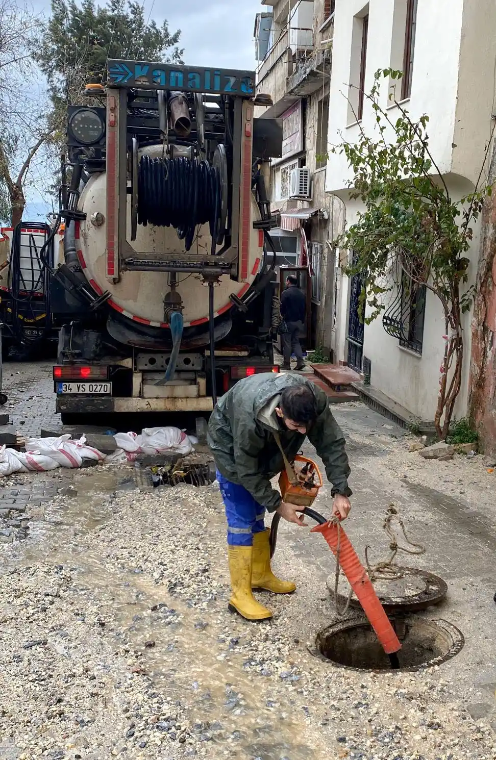 Kuşadası’nda şiddetli yağışlara karşı belediye ekipleri gece gündüz teyakkuzda
