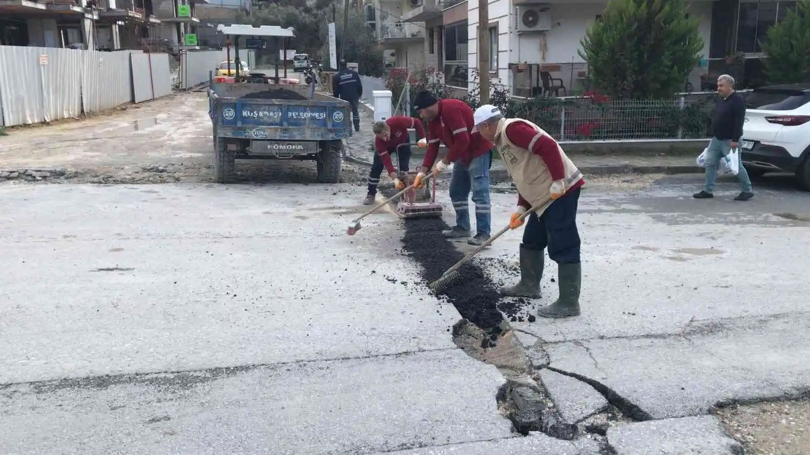 Kuşadası'nın dört bir yanında hummalı yol çalışması
