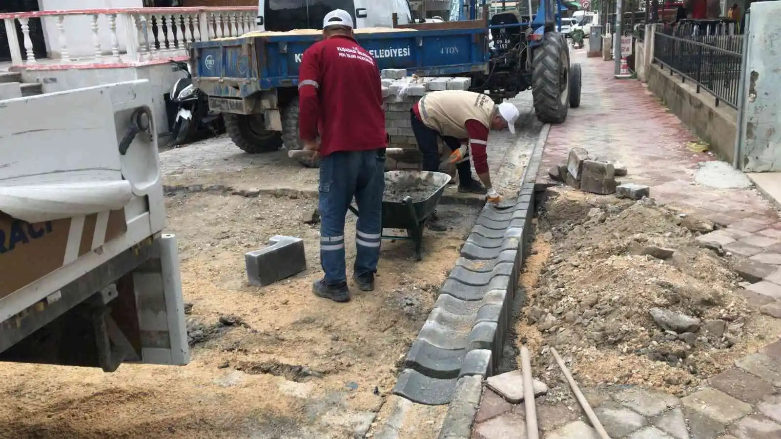 Kuşadası’nın dört bir yanında hummalı yol çalışması
