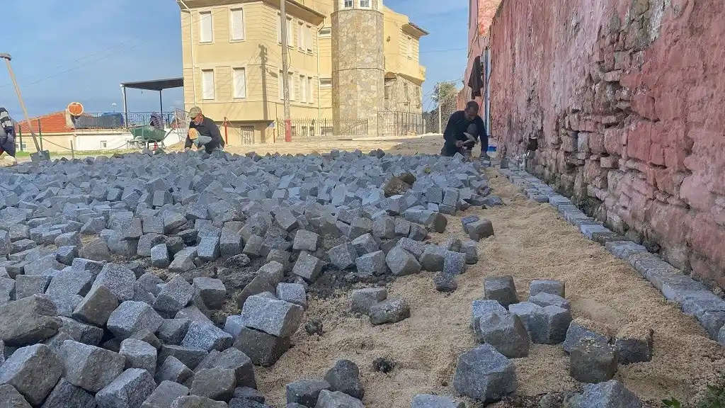 Kuşadası’nın dört bir yanında hummalı yol çalışması
