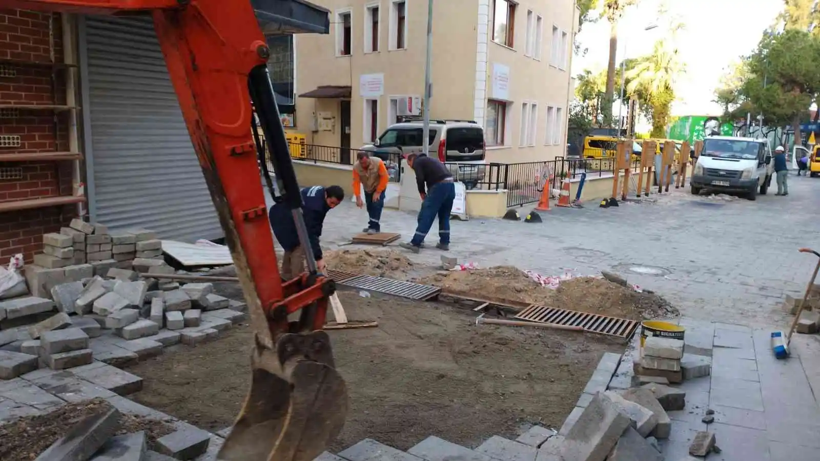 Kuşadası’nın dört bir yanında hummalı yol çalışması
