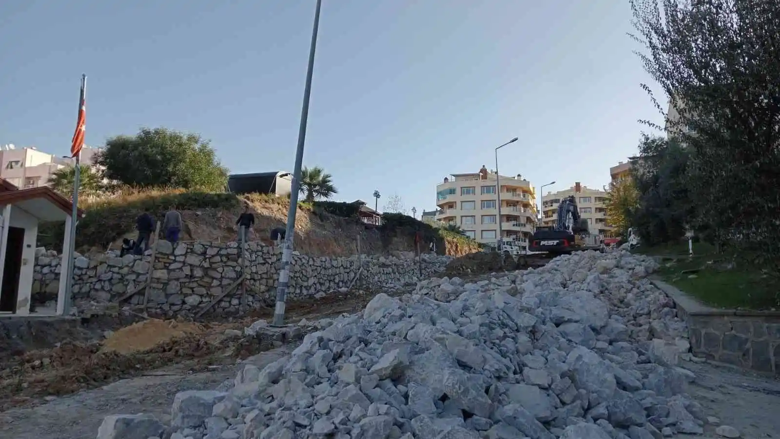 Kuşadası’nın dört bir yanında hummalı yol çalışması
