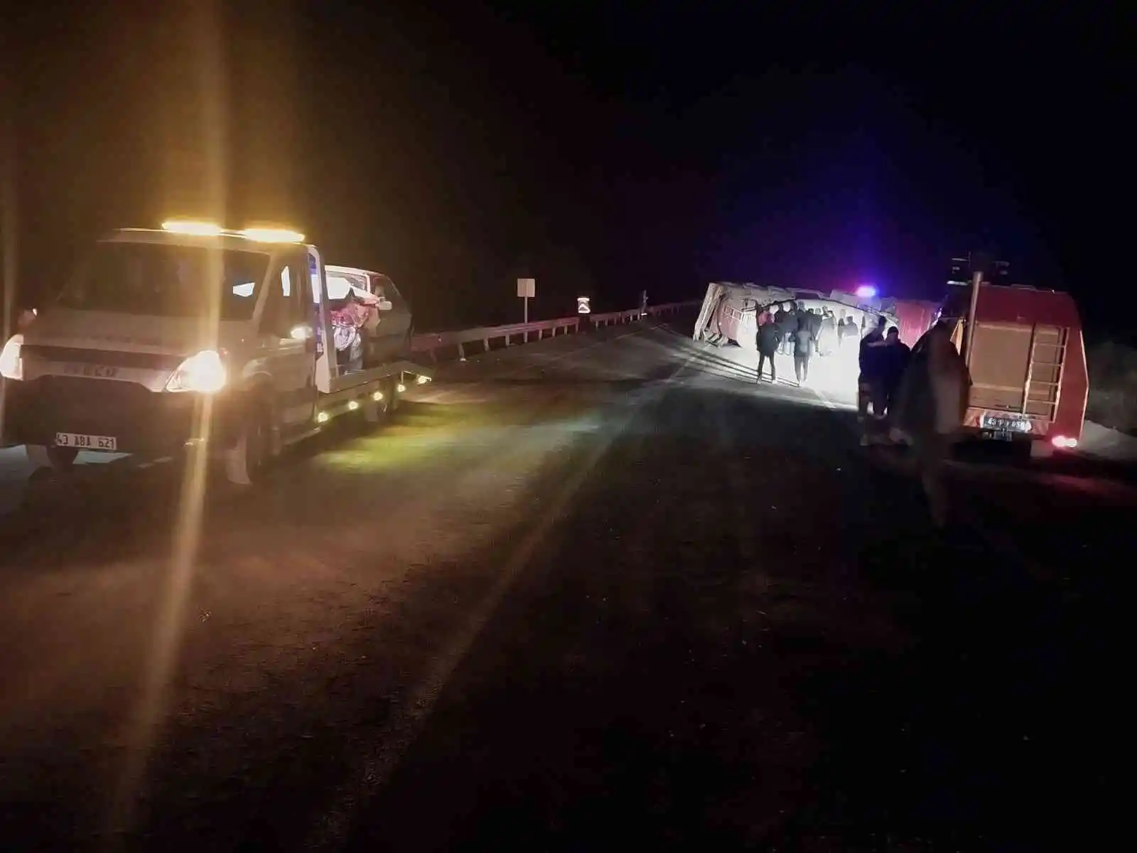 Kütahya’da devrilen tır otomobile çarptı: 1 ölü, 4 yaralı