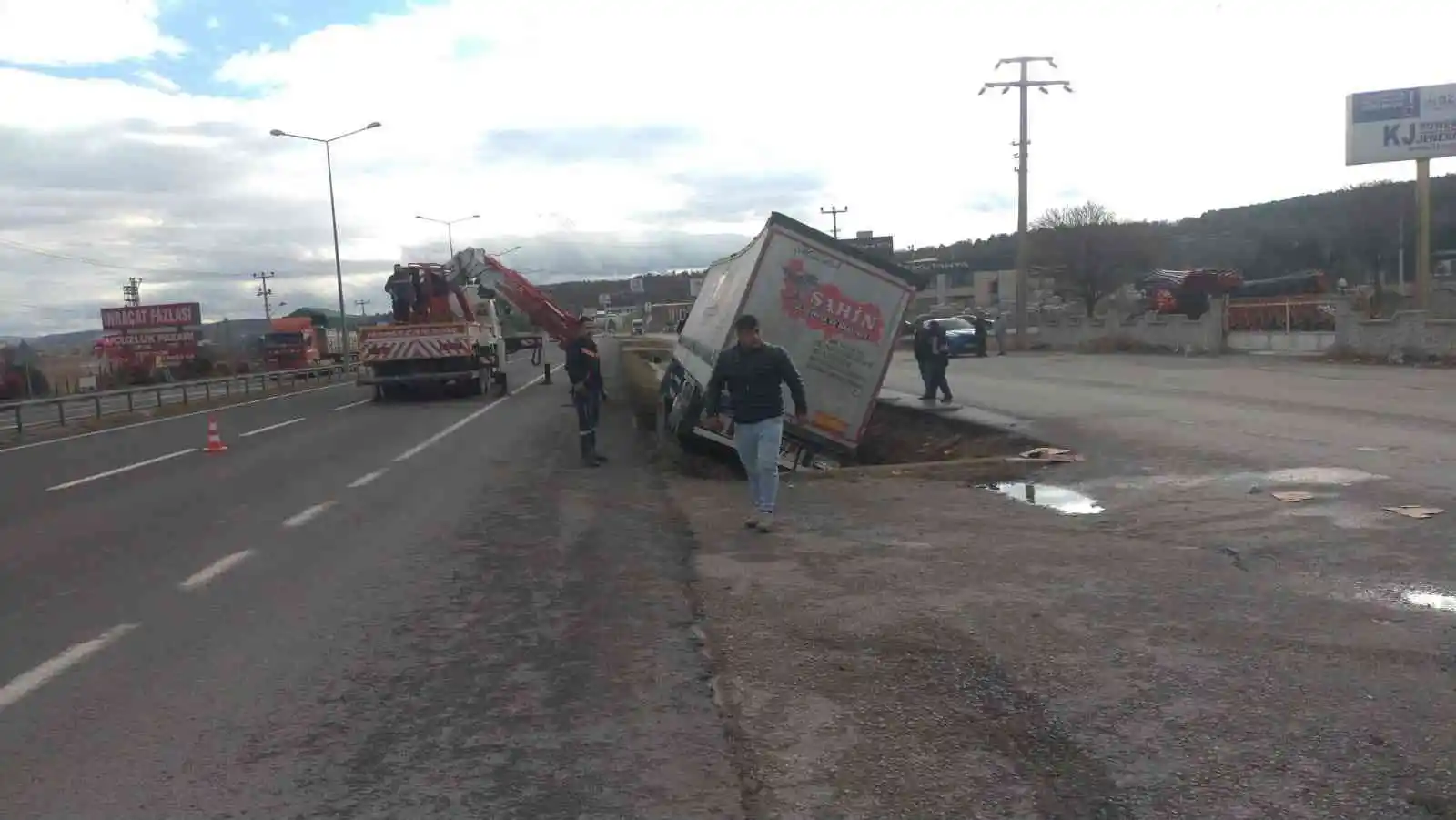 Kütahya’da tır sulama kanalına devrildi
