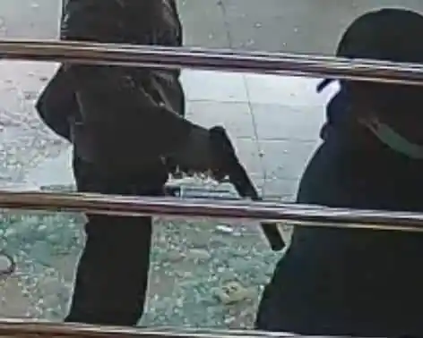 Kuyumcu dükkanına gelen hırsızları silahıyla geri püskürttü: 1 ölü, 1 yaralı