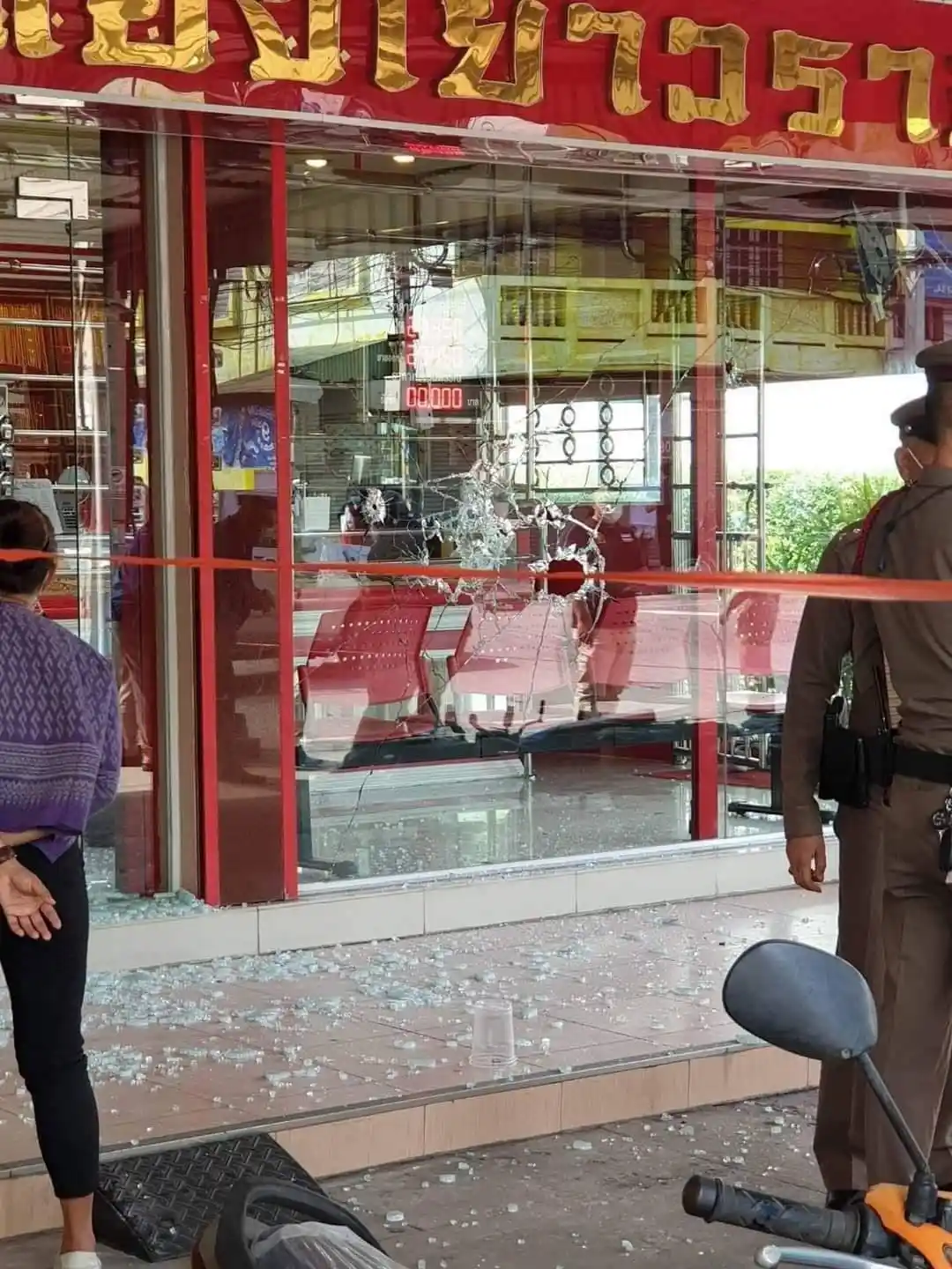 Kuyumcu dükkanına gelen hırsızları silahıyla geri püskürttü: 1 ölü, 1 yaralı