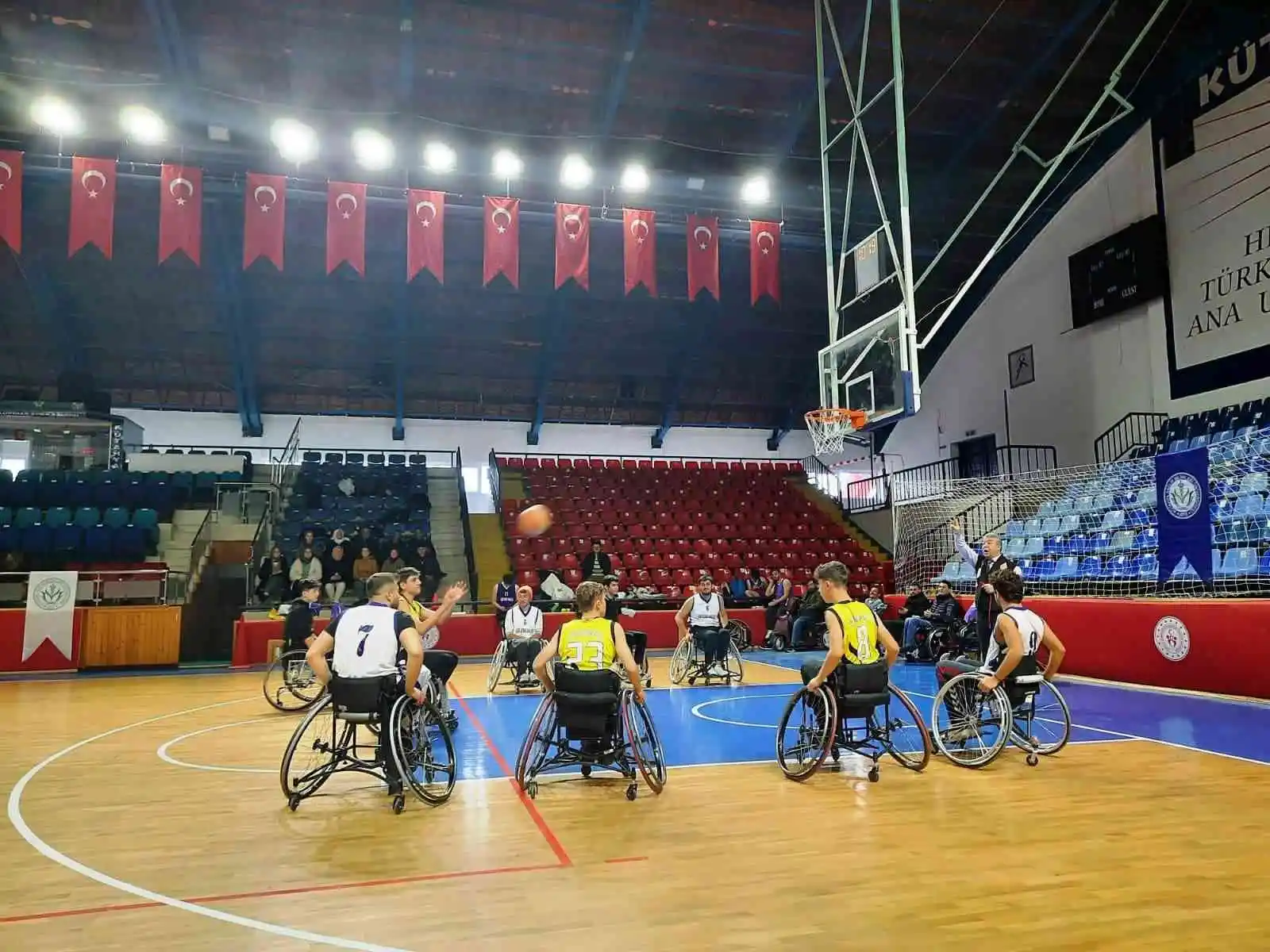 Lise öğrencileri tekerlekli sandalye ile basketbol maçı oynadı
