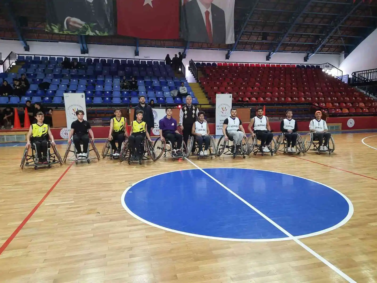 Lise öğrencileri tekerlekli sandalye ile basketbol maçı oynadı