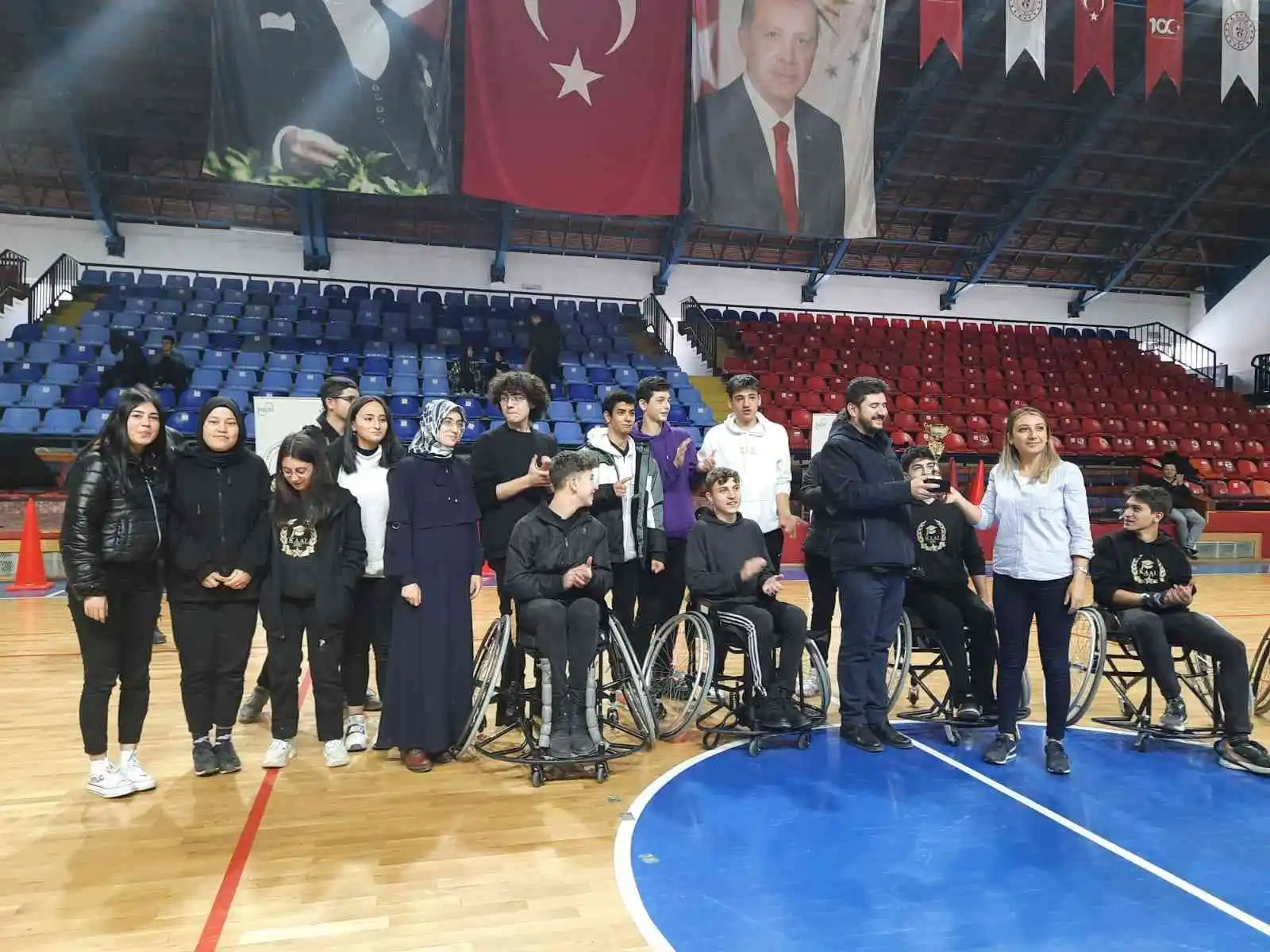 Lise öğrencileri tekerlekli sandalye ile basketbol maçı oynadı