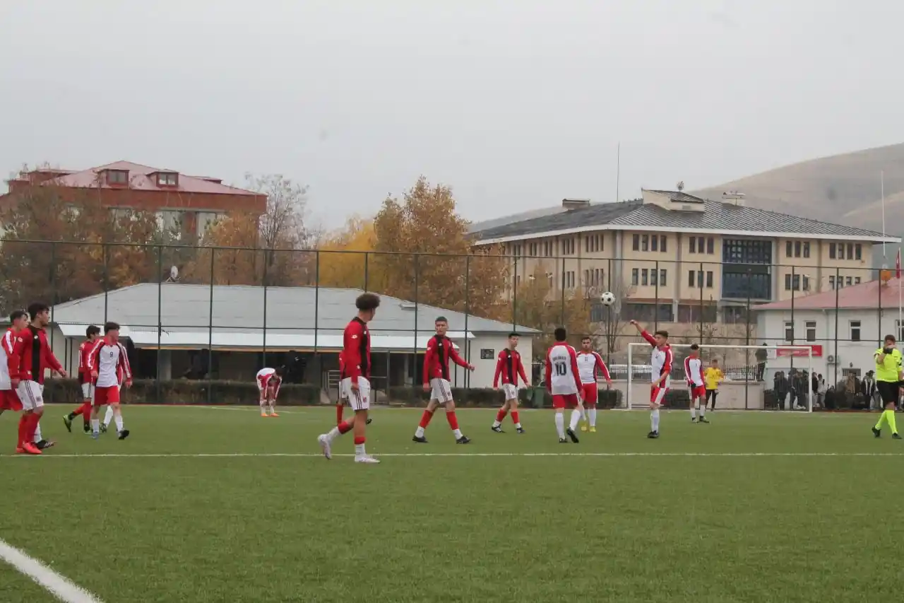 Liseliler futbol turnuvasının finaline süper lig maçına çıkar gibi çıktılar o anlar yüzlerde tebessüm oluşturdu
