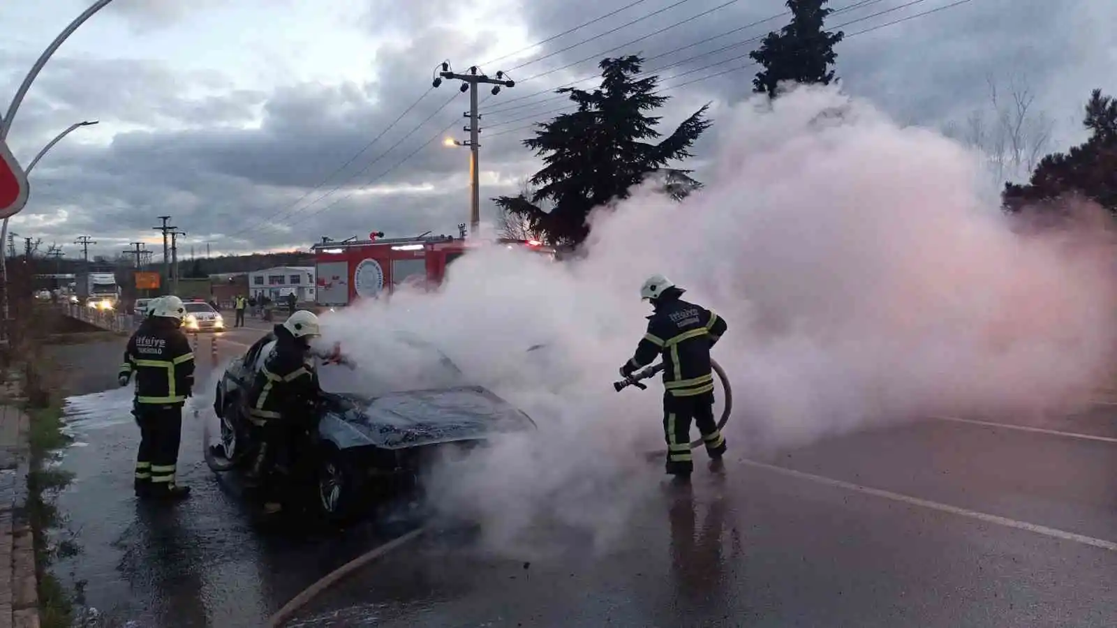 LPG’li otomobil alev topuna döndü
