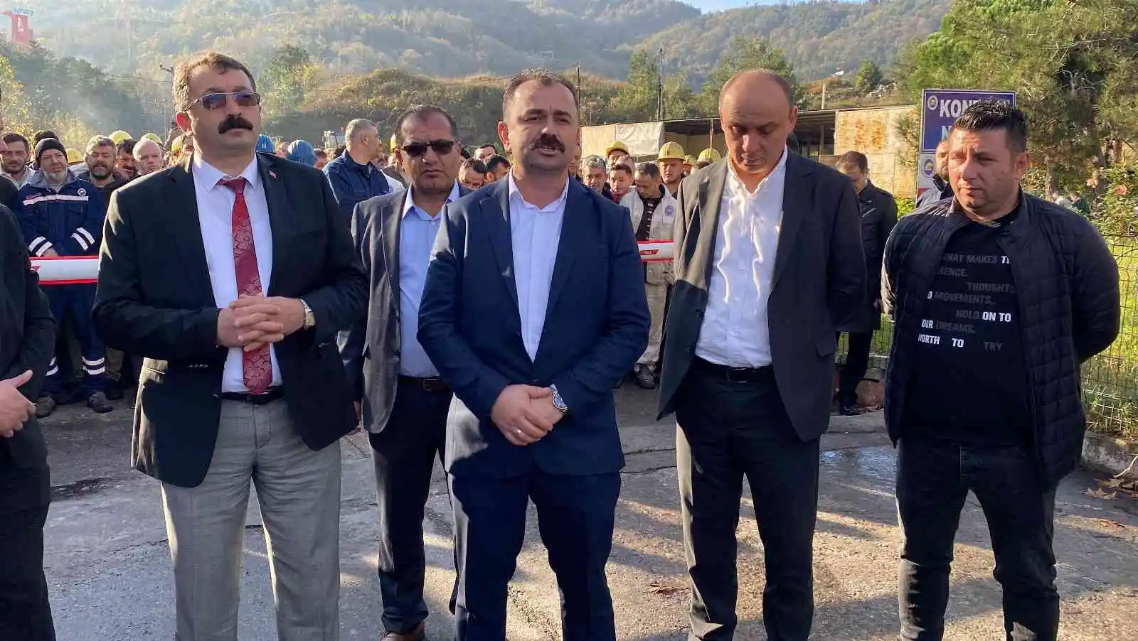 Maden işçileri görevden alınan müdür yardımcısı için yürüdü