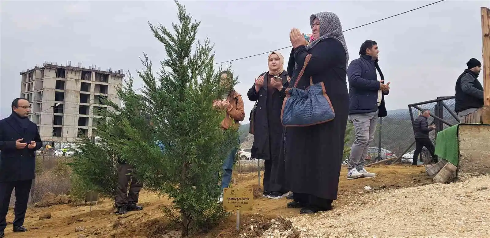 Maden şehitlerinin aileleri fidan dikiminde gözyaşlarına hakim olamadı
