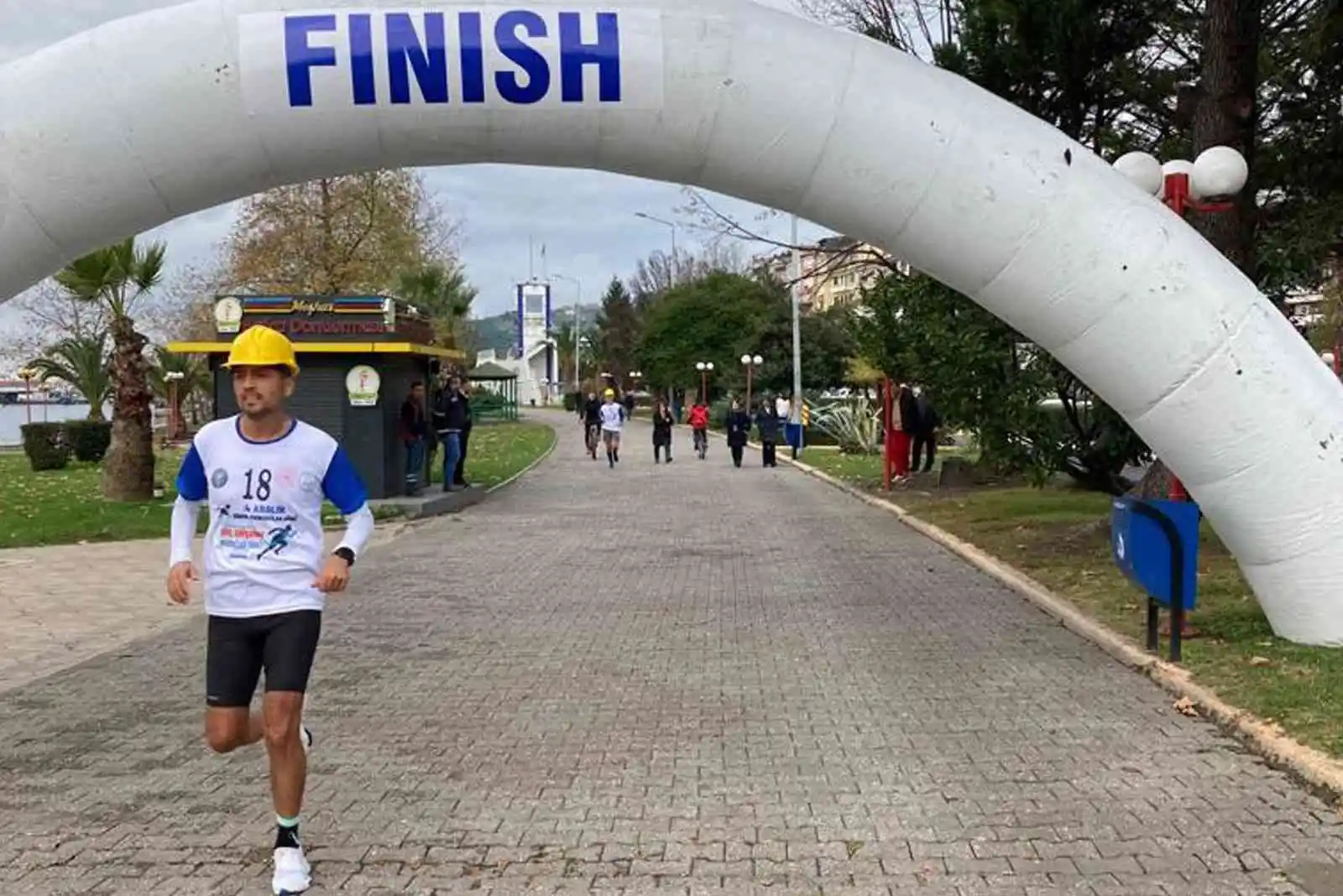 Madenciler anısına 15 kilometre koştular
