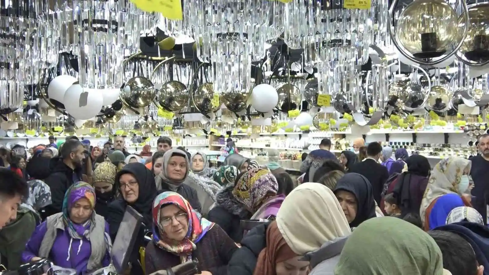 Mağaza açılışında izdiham oluştu, eşyalar kırıldı
