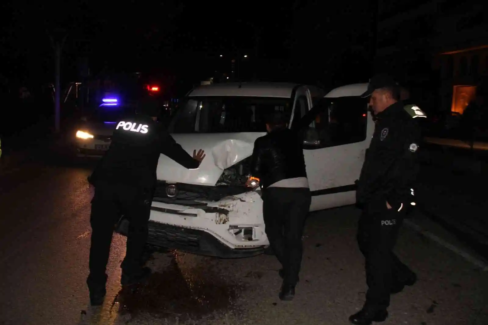 Makas atan sürücü polis aracına çarptı: 2 yaralı
