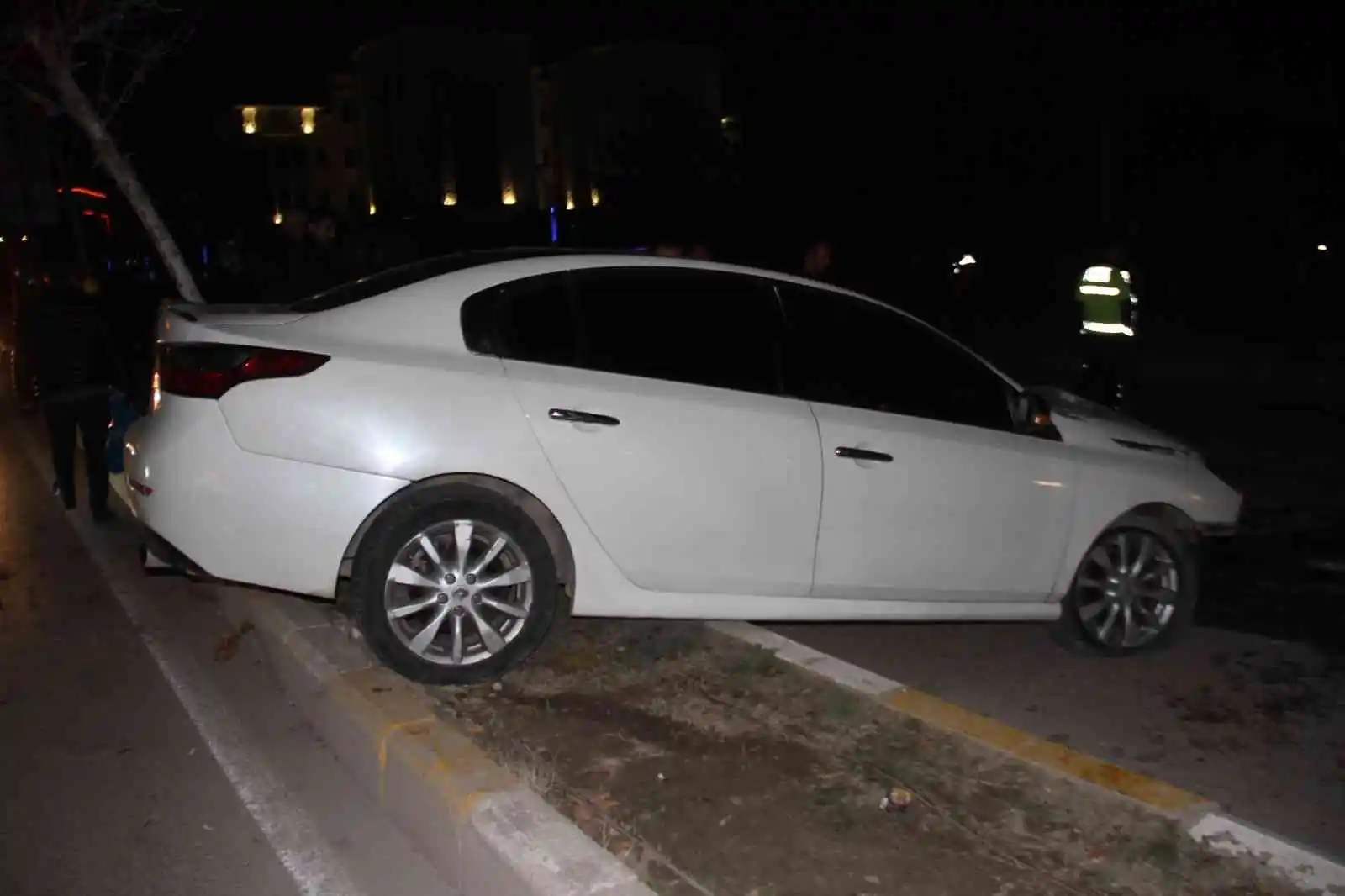 Makas atan sürücü polis aracına çarptı: 2 yaralı
