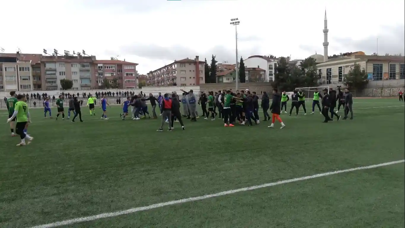 MAKÜ Spor - Sarayönü Belediye Spor maçında saha karıştı