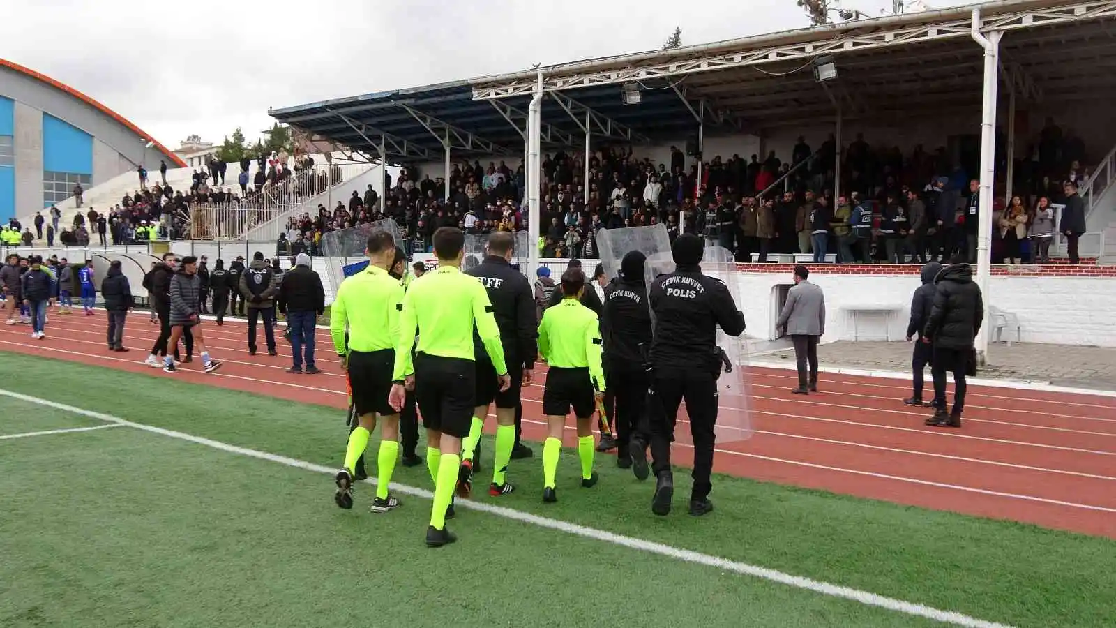 MAKÜ Spor - Sarayönü Belediye Spor maçında saha karıştı